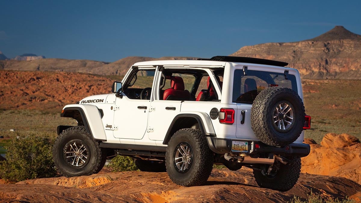  Jeep Wrangler Rubicon 392 V8 2025, vue arrière avec feux LED carrés, roue de secours extérieure et pare‑chocs robuste