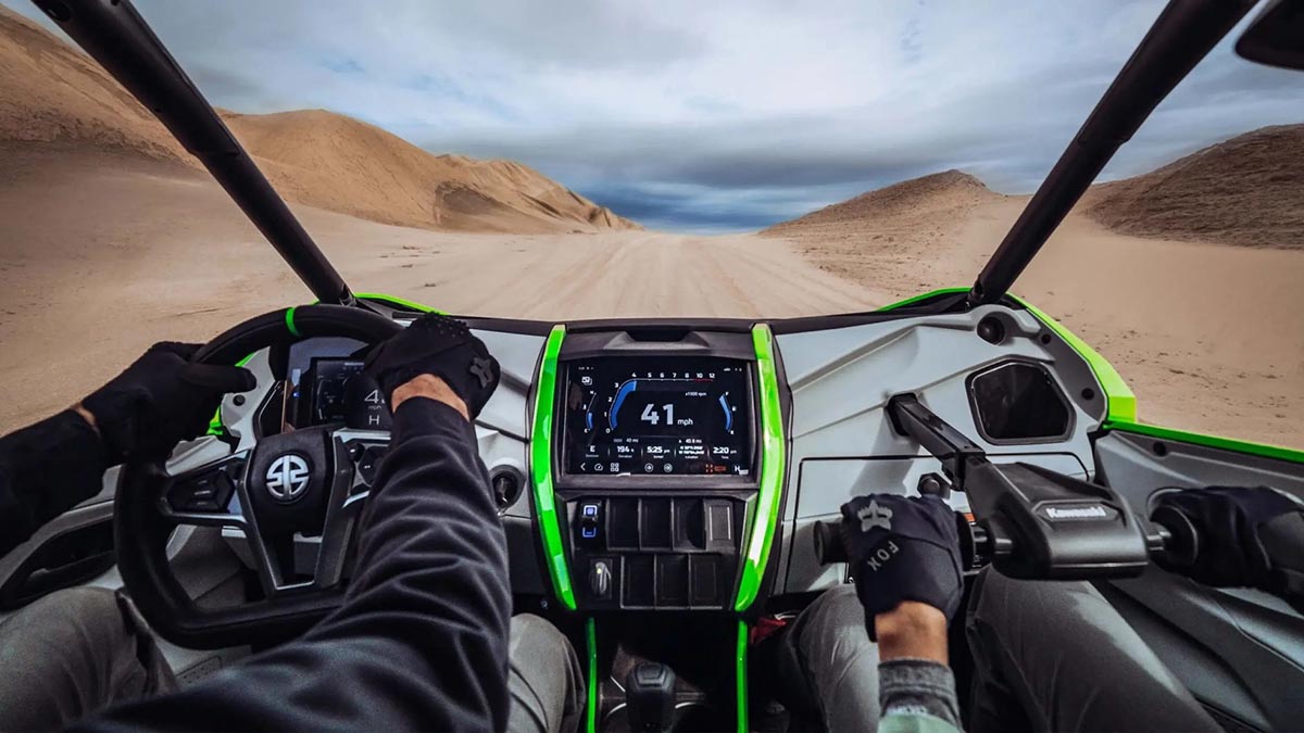  Intérieur du Kawasaki Teryx H2 avec sièges baquets, volant sport et écran TFT