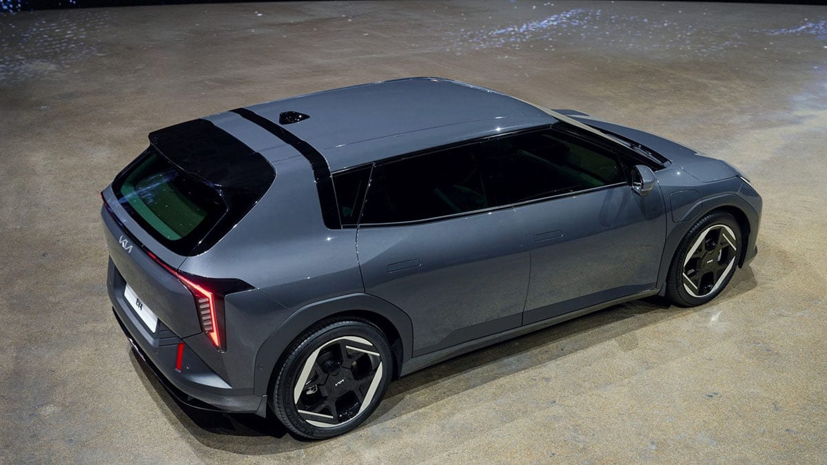 Vue arrière du Kia EV4 électrique avec feux LED horizontaux et design sculpté.