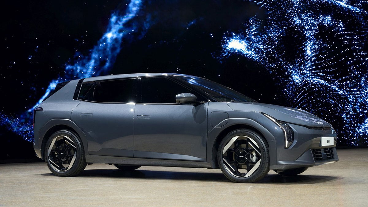 Texte alt : Kia EV4 électrique 2025, vue avant avec design futuriste et signature lumineuse verticale.