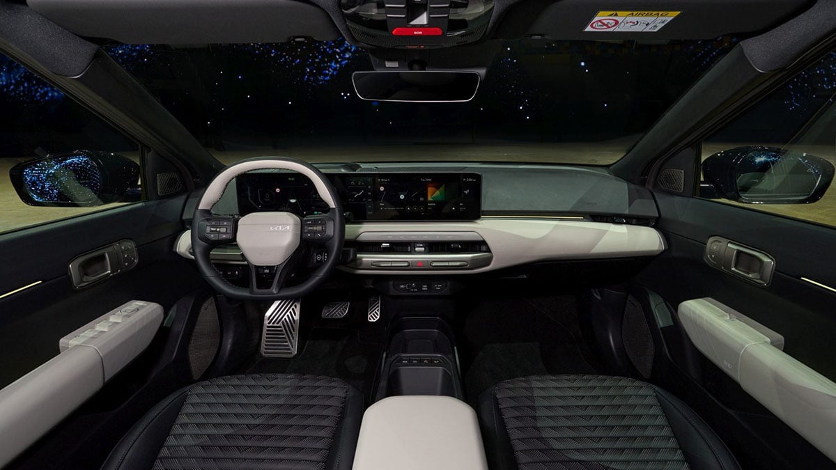 Habitacle du Kia EV4 avec triple écran panoramique de 30 pouces et cockpit futuriste.