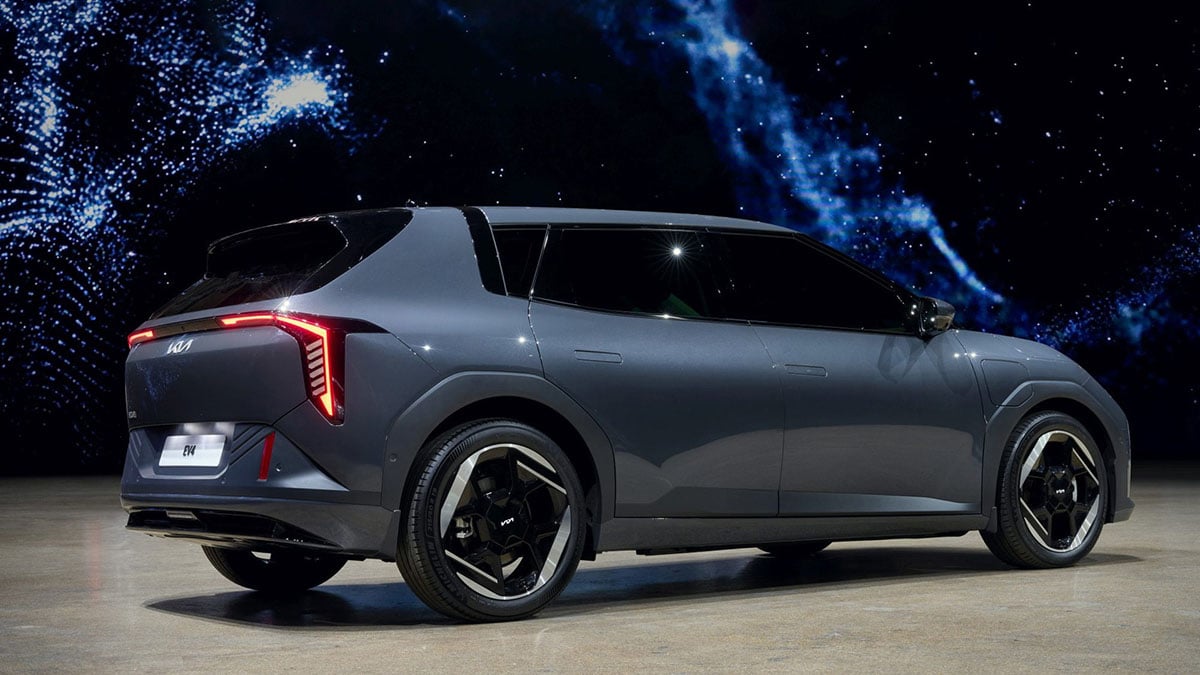 Texte alt : Kia EV4 électrique 2025, vue avant avec design futuriste et signature lumineuse verticale.