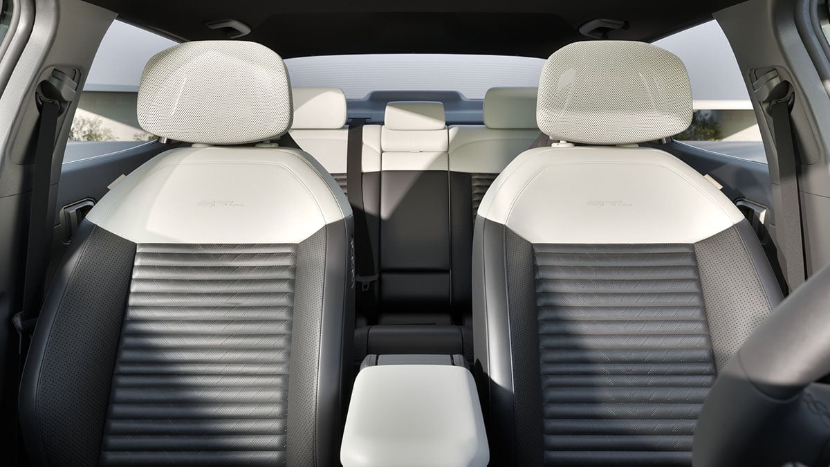 Banquette arrière du Kia EV4 avec espace généreux et plancher plat.