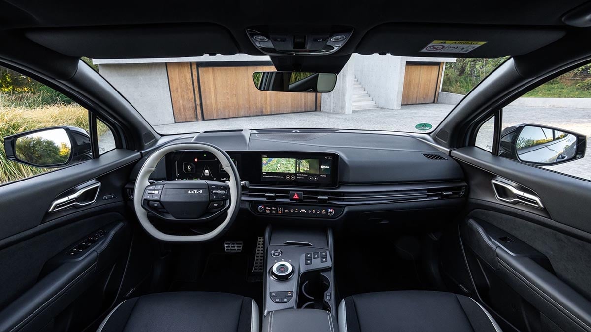 Intérieur du Kia Sportage 2025 avec double écran incurvé et commandes tactiles