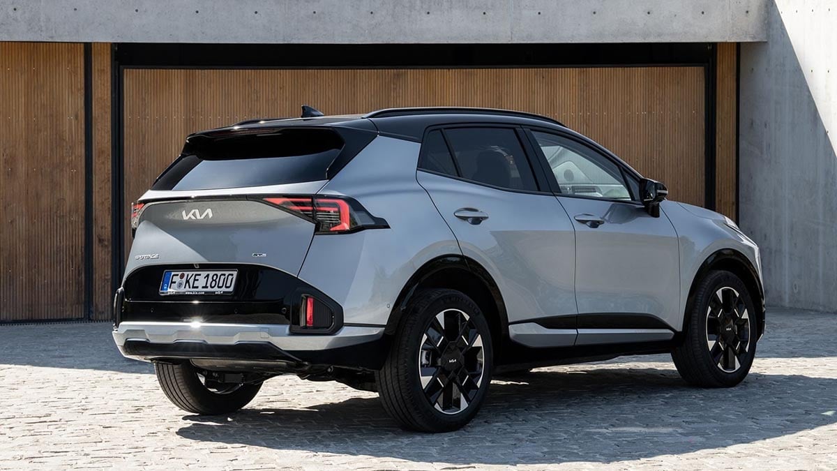 Arrière du Kia Sportage 2025 avec feux reliés par bandeau lumineux