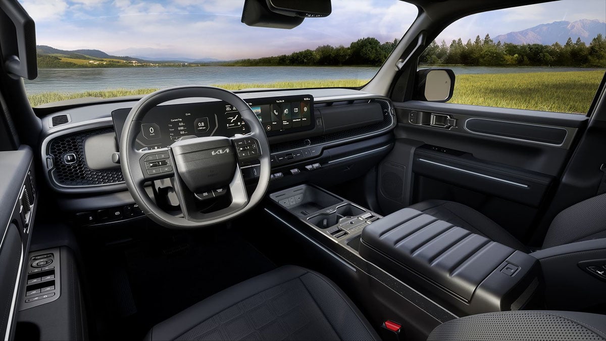 Intérieur de la Kia Tasman 2025 avec tableau de bord numérique et écran tactile central