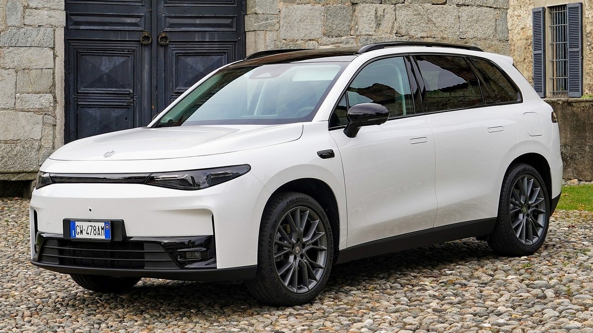 Leapmotor C10 électrique vue de profil sur route avec lignes fluides et jantes aérodynamiques