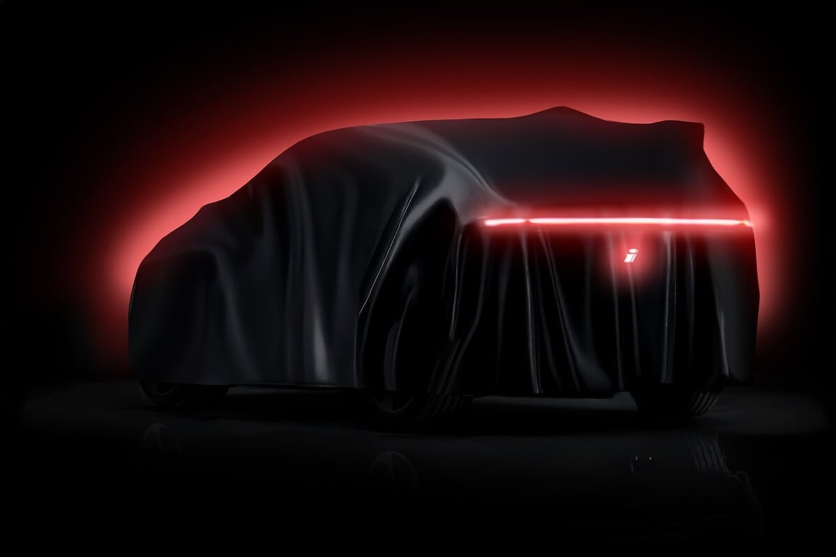 Prototype Leapmotor i C10 Irmscher Edition camouflé avec feux arrière allumés sous bâche de protection