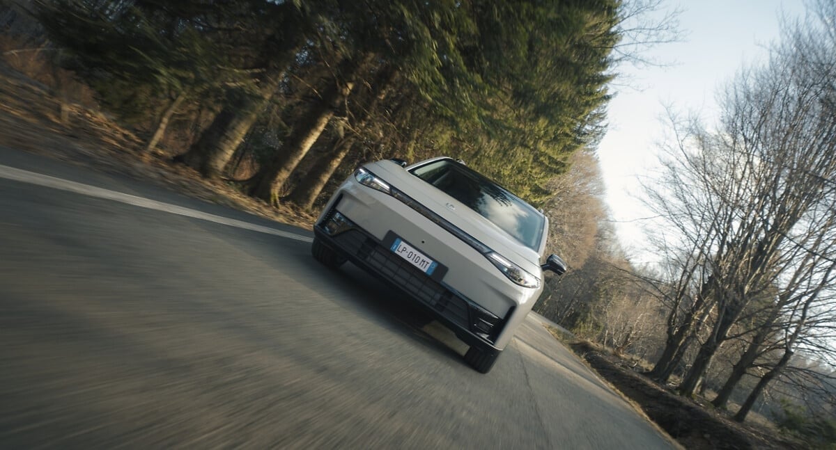 Leapmotor C10 électrique en circulation sur route avec calandre fermée et projecteurs LED