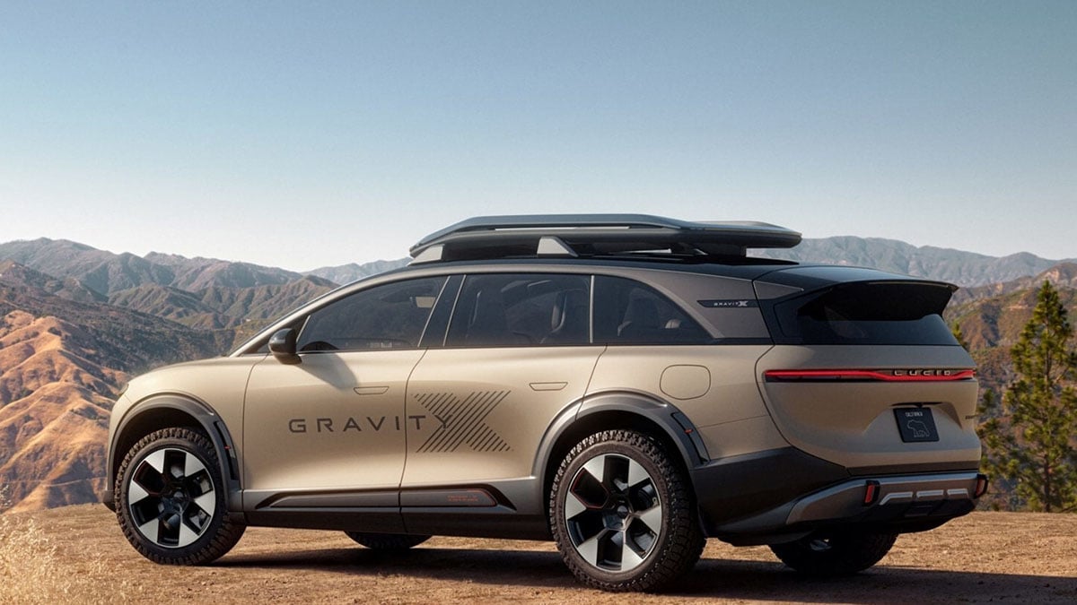 Lucid Gravity X Concept SUV électrique 7 places vu de profil avec garde au sol surélevée
