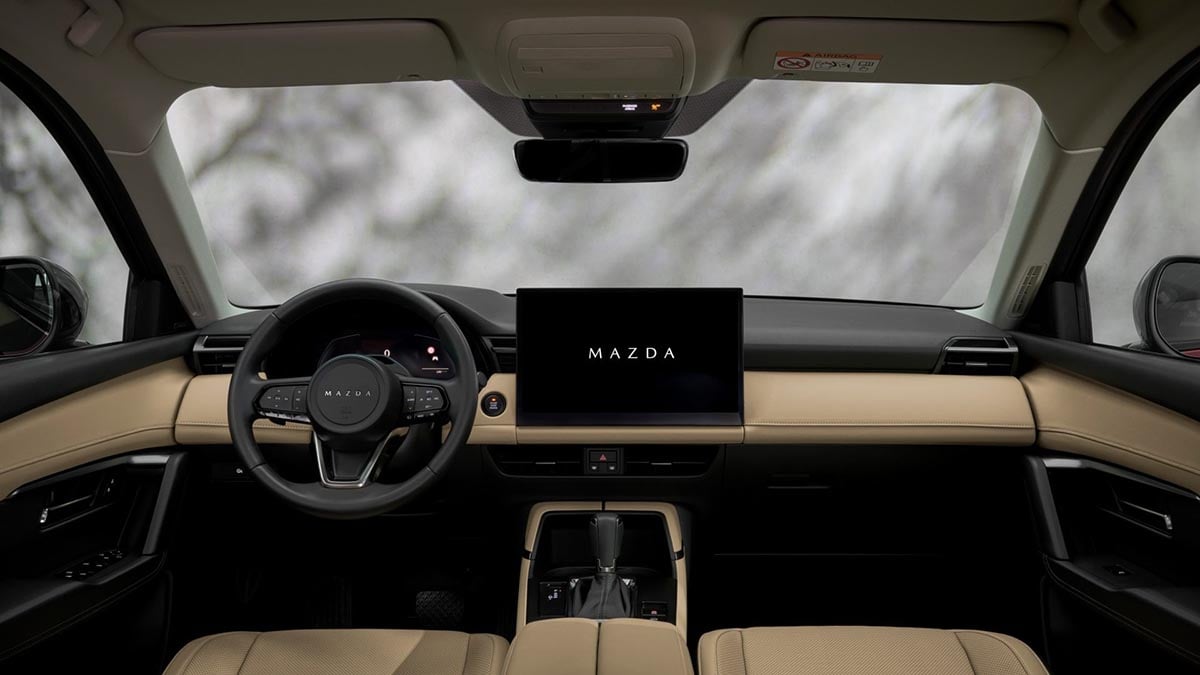 Planche de bord moderne d’un modèle Mazda avec interface numérique et ergonomie épurée