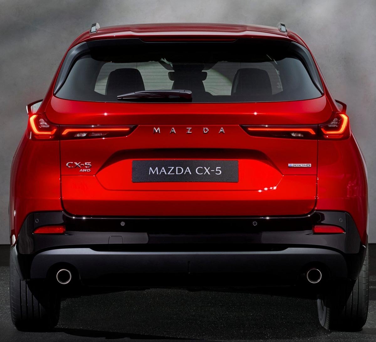  Arrière du Mazda CX‑5 avec design sobre et badge e-Skyactiv évoquant l’électrification future