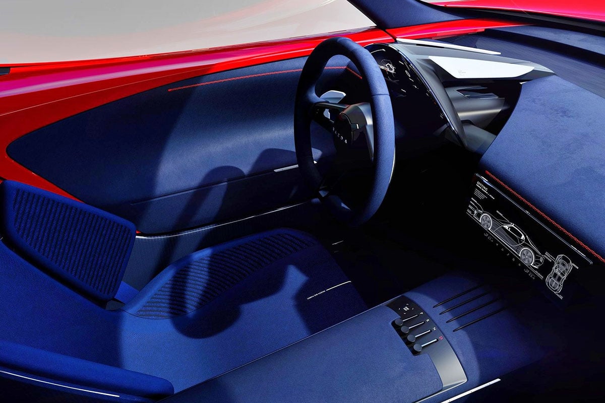 Vue latérale de l’intérieur du Mazda RX-9 montrant sièges sport et console centrale moderne.