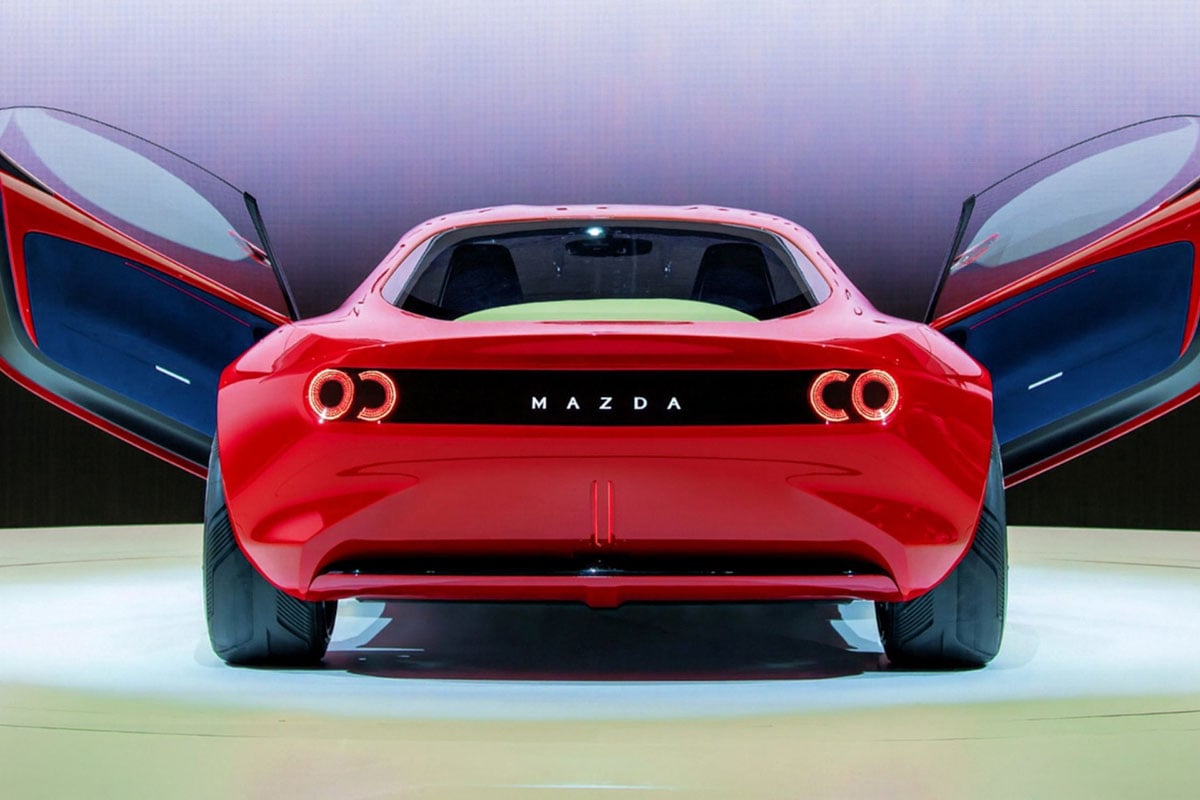 Rendu numérique du Mazda RX-9 inspiré du concept Iconic SP, avec une bande noire reliant les feux arrière.
