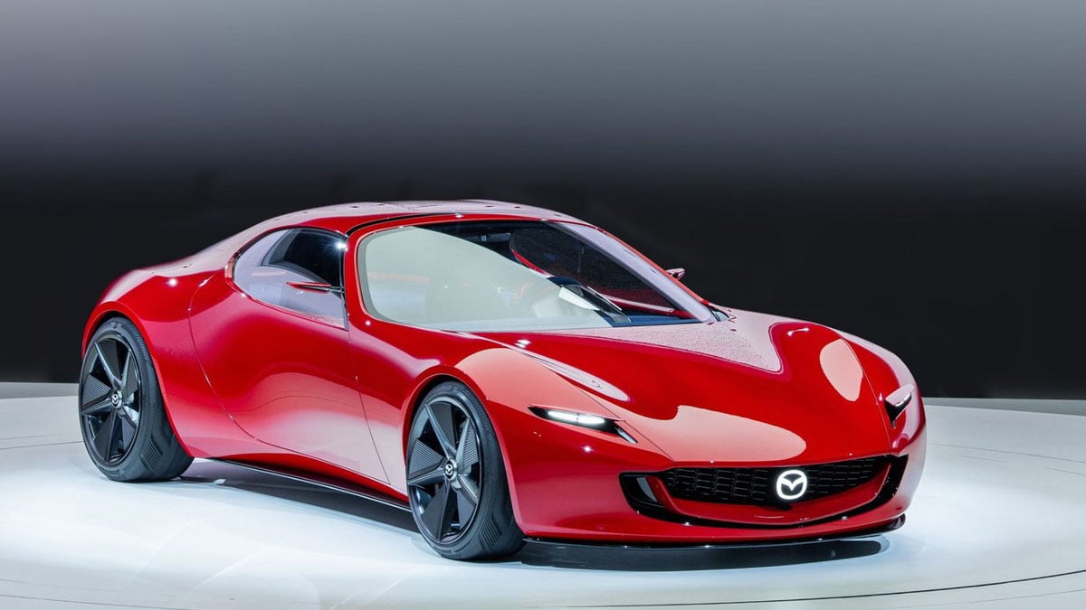 Vue de profil d’un coupé sportif rouge basé sur le Mazda Iconic SP Concept.