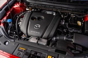 Véhicule Mazda équipé de la motorisation alternative privilégiée par le constructeur face à l'électrique pur