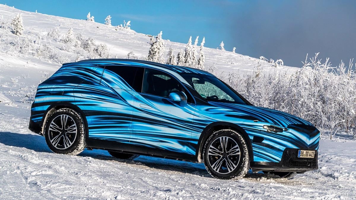  Profil élégant du Mercedes GLC électrique 2025 avec lignes aérodynamiques