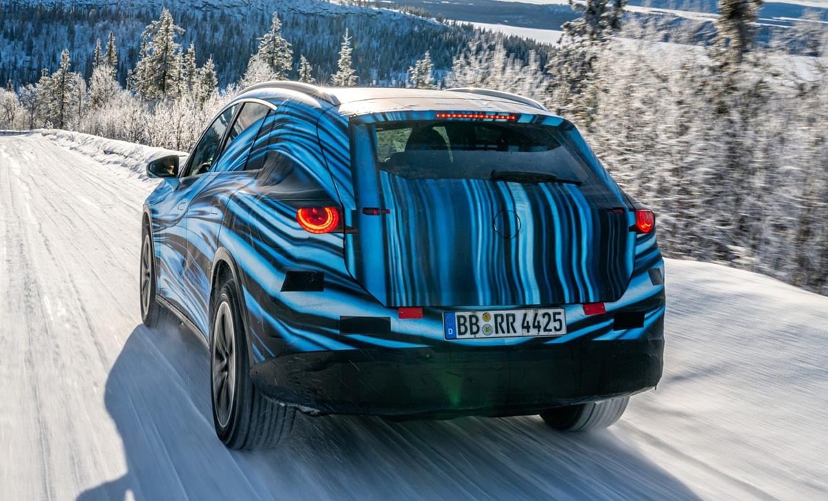 Silhouette arrière camouflée du Mercedes GLC électrique 2025