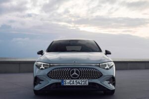 Mercedes CLA nouvelle génération rompant avec les traditions de la marque allemande pour incarner une vision futuriste