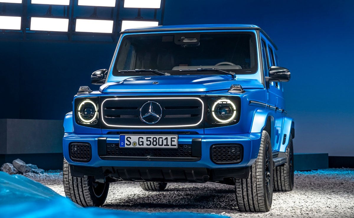 Face avant du Mercedes Classe G électrique avec calandre noire pleine et phares ronds LED
