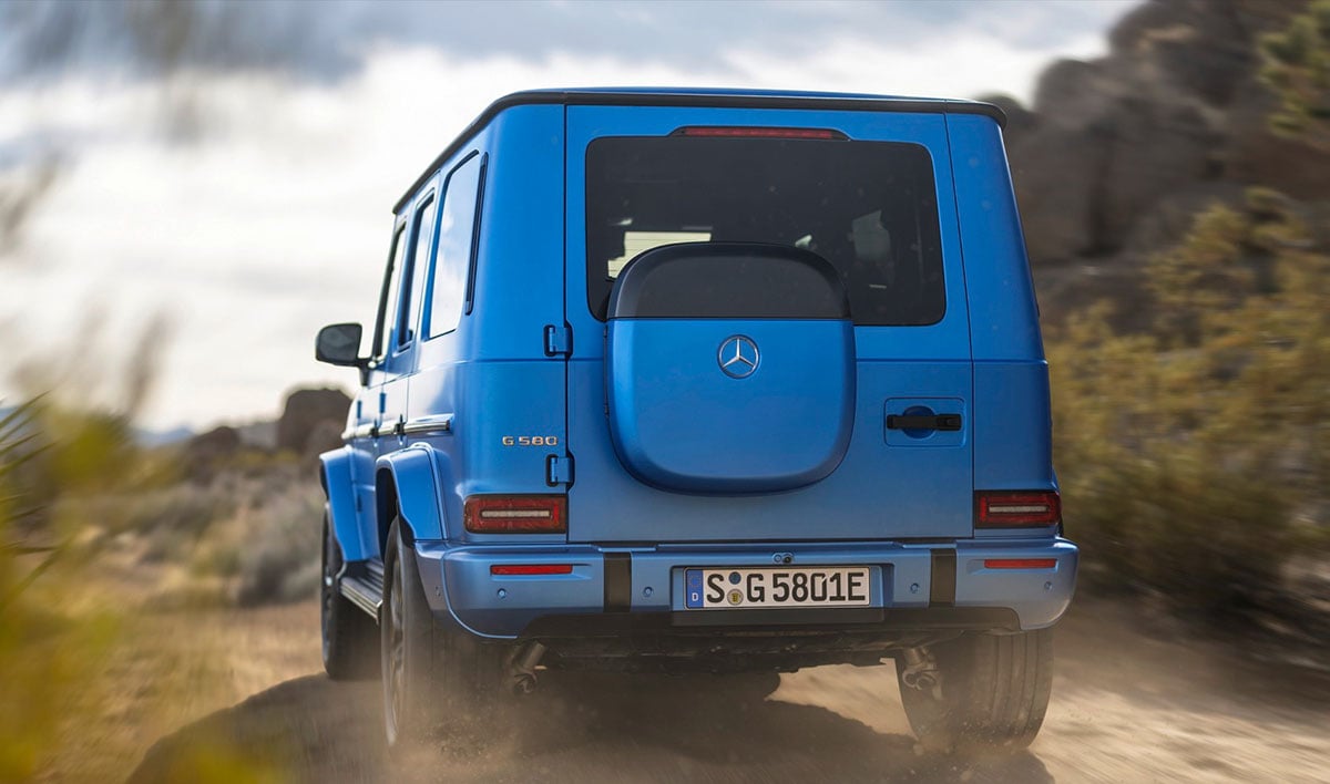 Arrière du Mercedes G 580 EQ avec porte de coffre latérale et faux cache-roue