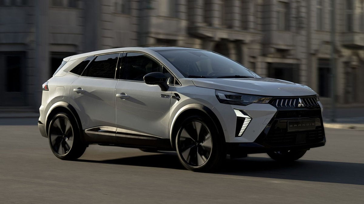 Face avant du Mitsubishi Grandis avec calandre fine et phares triangulaires