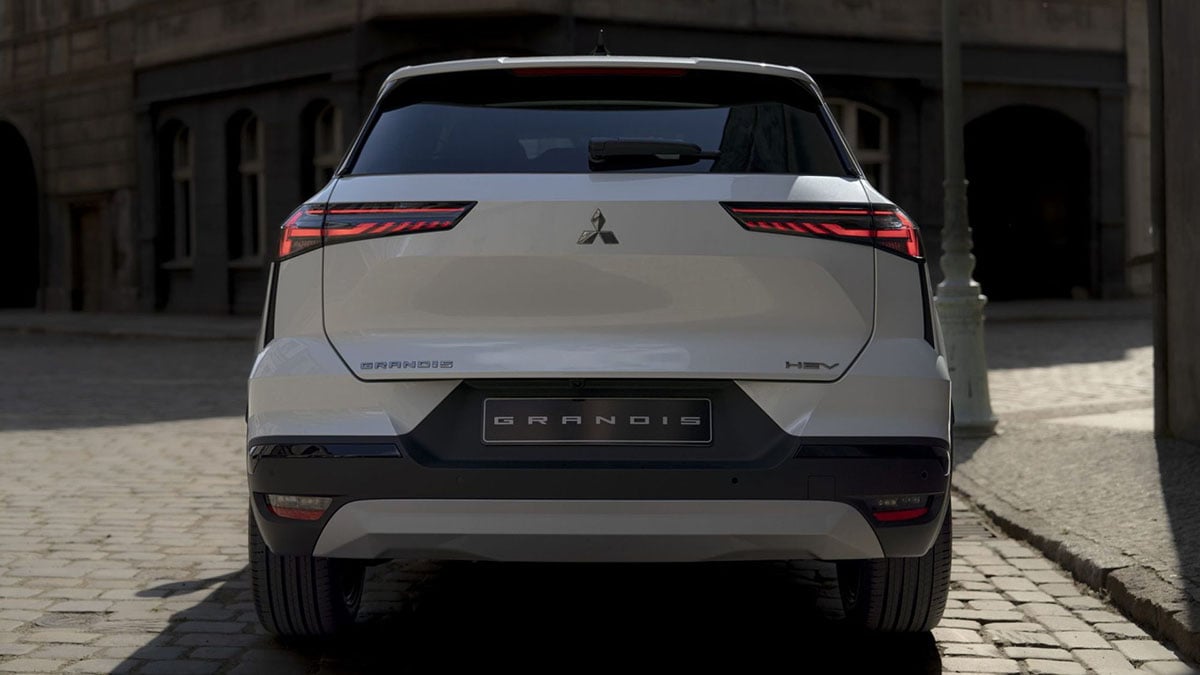 Arrière du Mitsubishi Grandis avec hayon vertical et feux verticaux intégrés