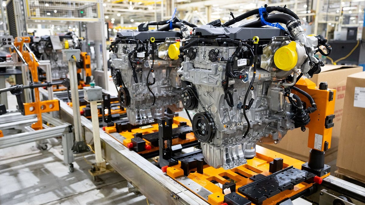 Assemblage du moteur hybride du Jeep Cherokee 2026 sur la ligne de production