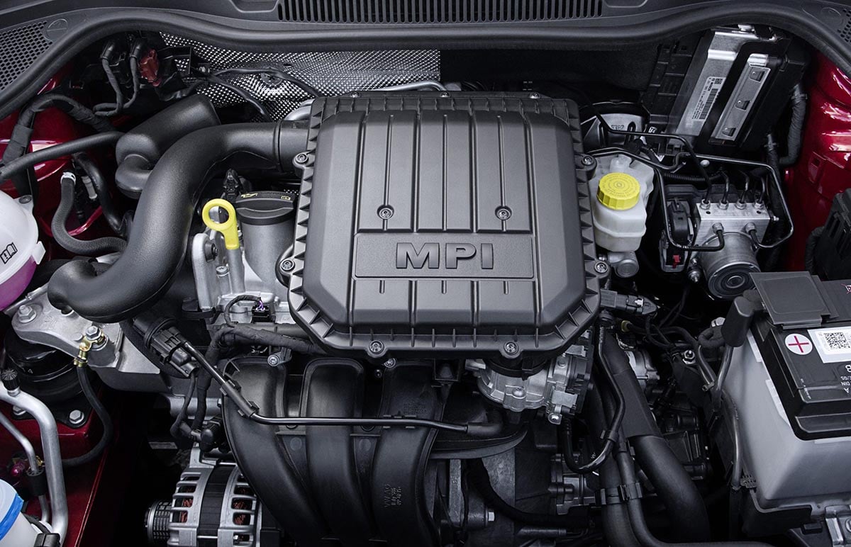 Moteur essence 1.0 MPI 80 ch de la SEAT Ibiza 2025 en gros plan sous le capot
