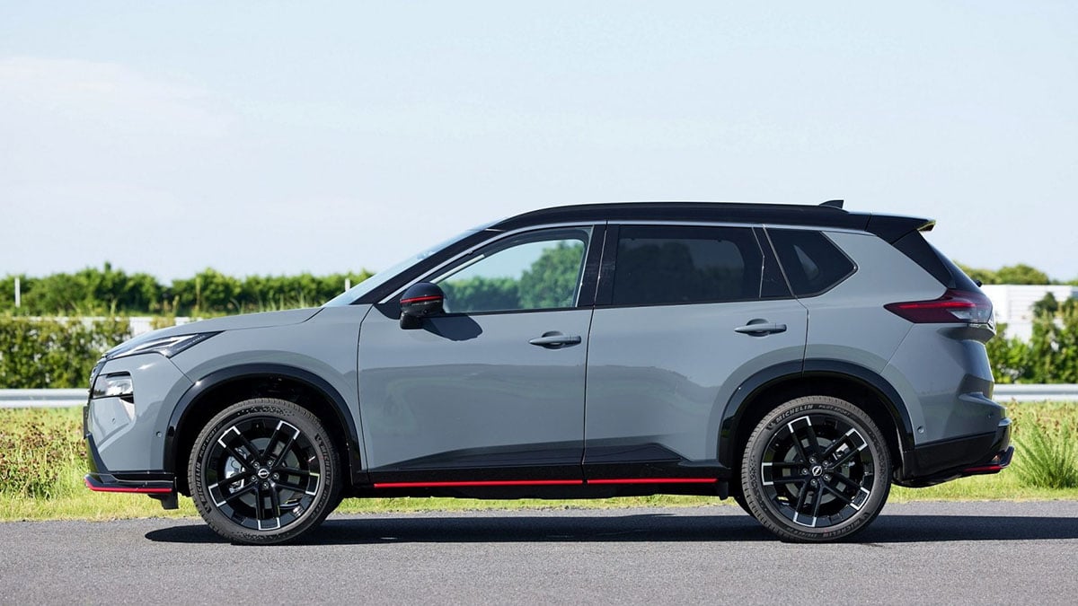 Profil latéral du Nissan X-Trail NISMO 2026 avec jantes sport et ligne rouge NISMO