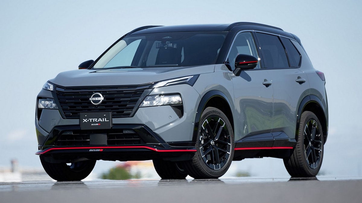 Nissan X-Trail NISMO 2026 de face en blanc avec jantes sport et accents rouges