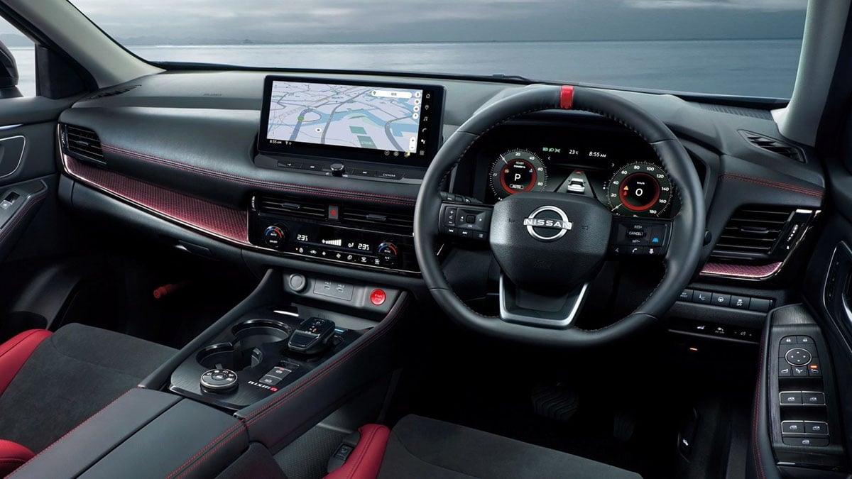 Intérieur du Nissan X-Trail NISMO avec sièges sport noirs et surpiqûres rouges