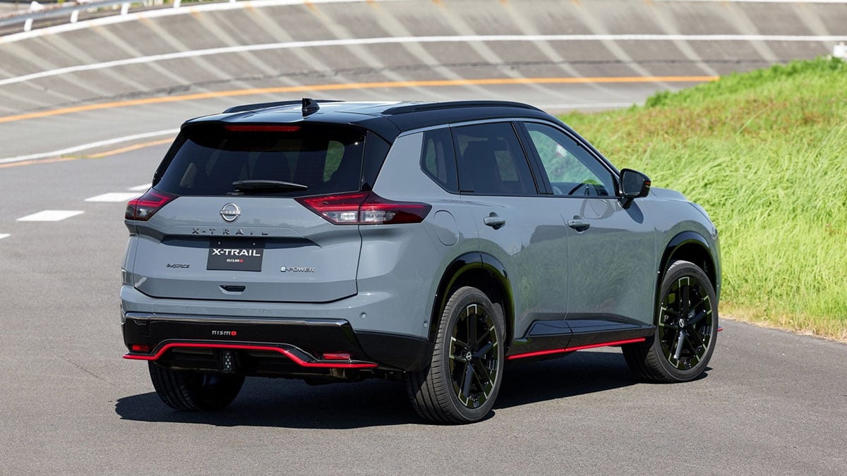 Arrière du Nissan X-Trail NISMO 2026 sur route avec diffuseur sport et signature LED