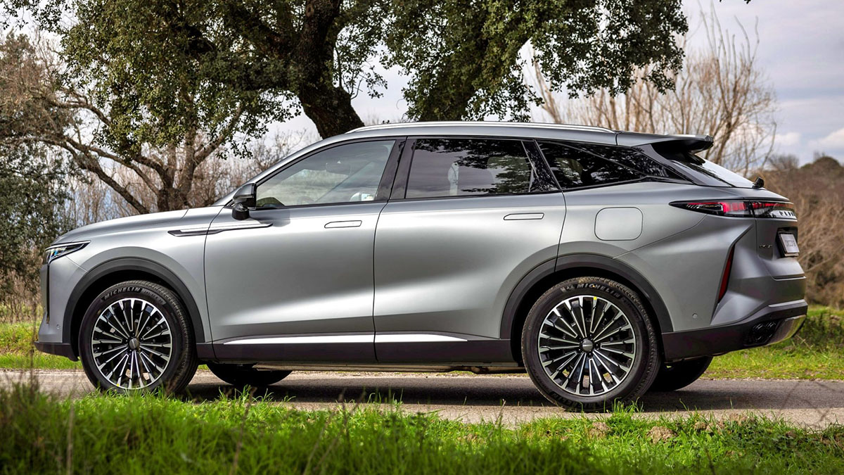 SUV Omoda 9 PHEV 2025 en vue latérale, ligne tendue et design futuriste avec jantes aérodynamiques