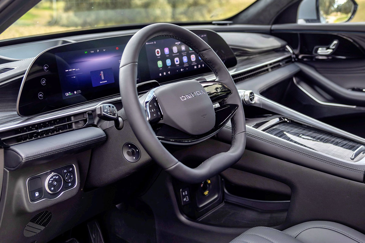 Intérieur avant Omoda 9 avec double écran incurvé et volant multifonction