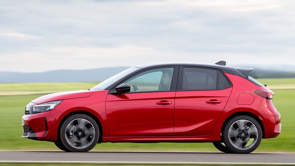 Opel Corsa Hybrid 2025 vue de profil sur route urbaine, citadine compacte moderne