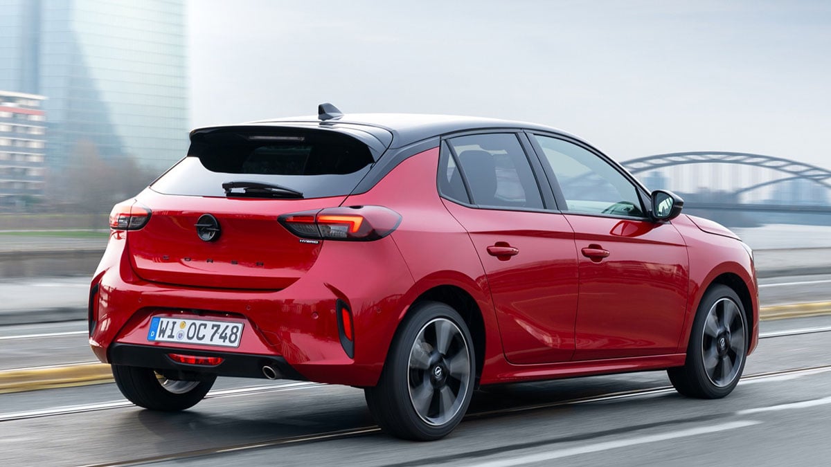 Face arrière de l’Opel Corsa Hybrid 2025, feux LED et signature Corsa
