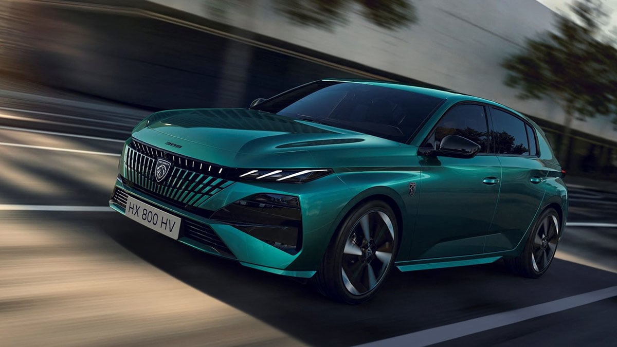 Peugeot 308 2026 de profil sur route, lignes dynamiques et design modernisé