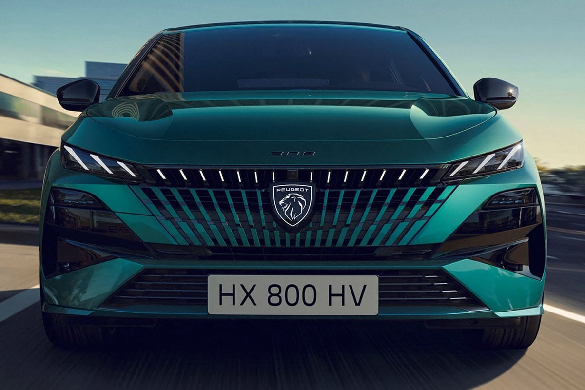 Nouveau bouclier avant de la Peugeot 308 restylée avec logo lumineux et calandre redessinée