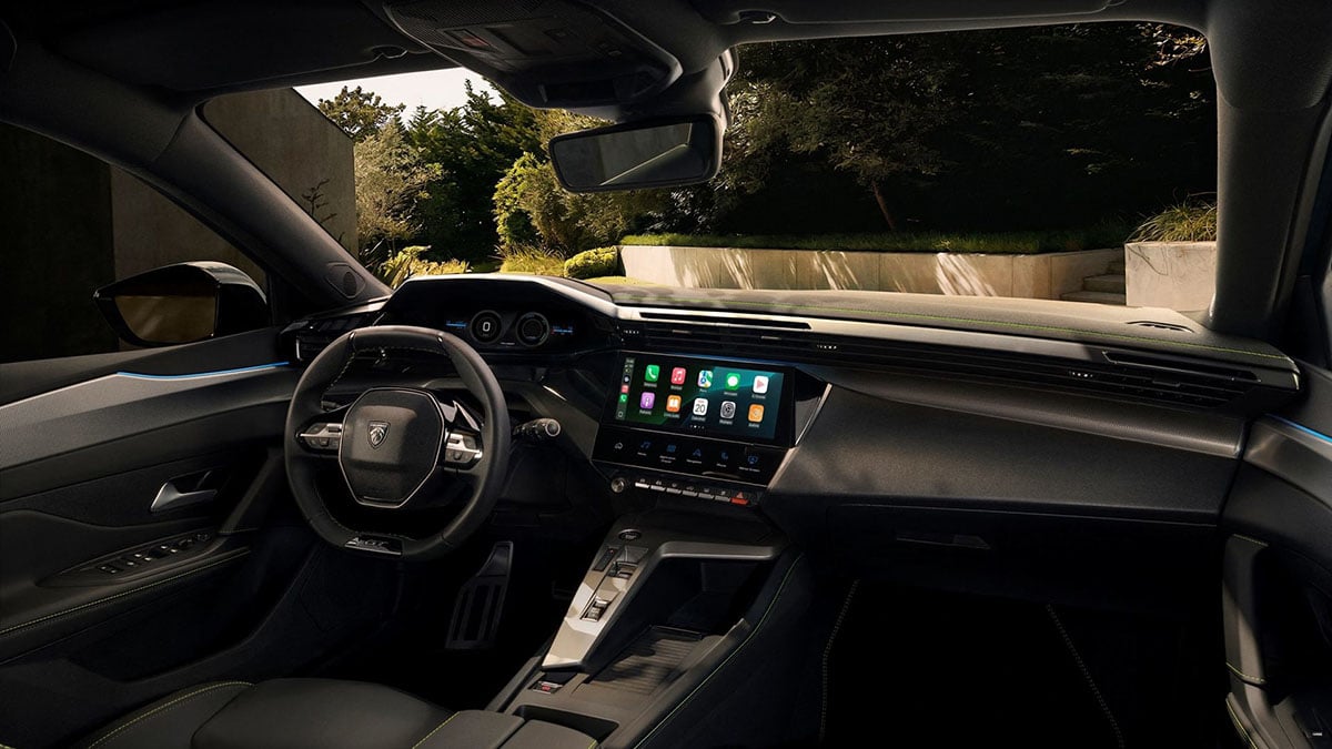 Intérieur de la Peugeot 308 2026 avec i-Cockpit et écran central tactile
