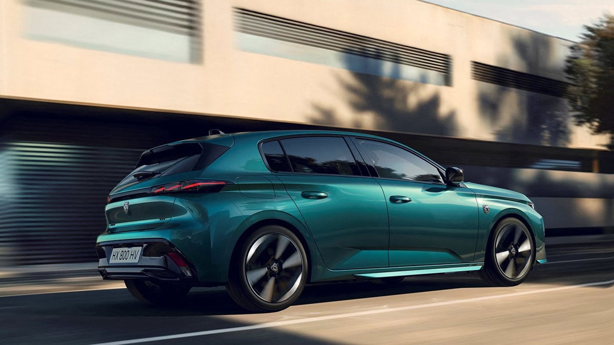 Nouveau Peugeot 308 2026 roulant sur une route en pleine lumière