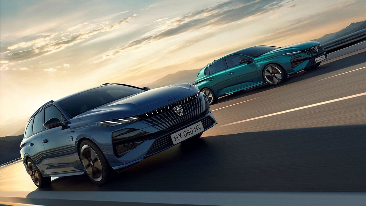 Peugeot e-308 SW 2026 sur route, version break électrique avec autonomie renforcée