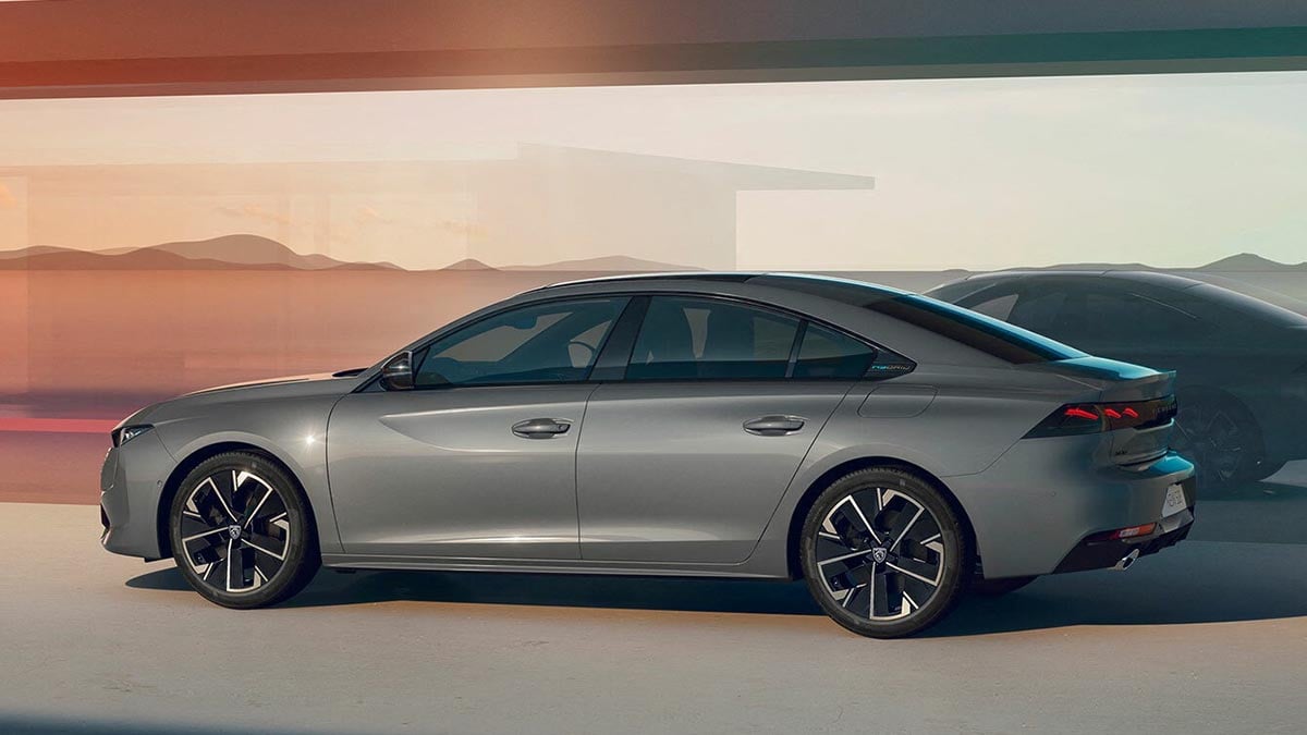 Profil latéral du Peugeot 508 Plug-In Hybrid 2025 avec jantes alliage et ligne de toit élancée