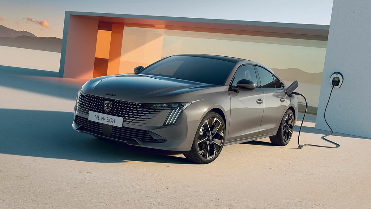 Face avant du Peugeot 508 Plug-In Hybrid 2025 avec calandre élargie et feux LED en forme de crocs