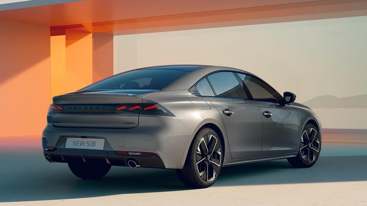  Arrière du Peugeot 508 Plug-In Hybrid 2025 avec feux LED tridimensionnels et diffuseur noir