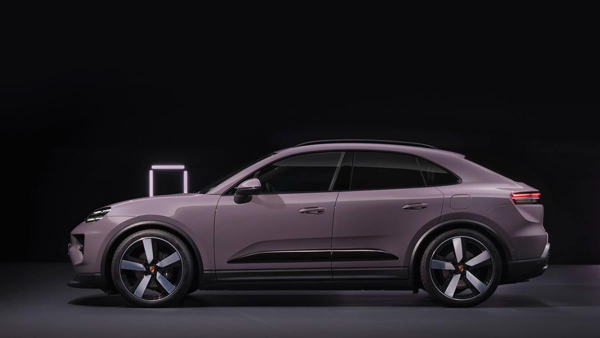 Profil du Porsche Macan EV 2024 en finition sportive avec jantes aérodynamiques