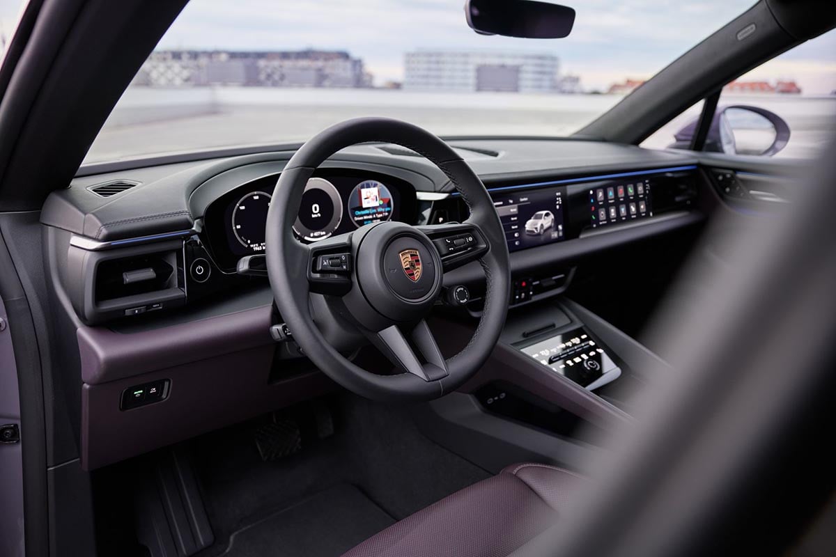 Intérieur du Porsche Macan électrique avec triple écran et finition haut de gamme