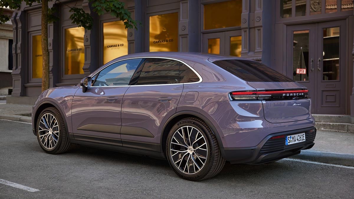 Arrière du Porsche Macan EV avec bande LED traversante et ligne de hayon inclinée