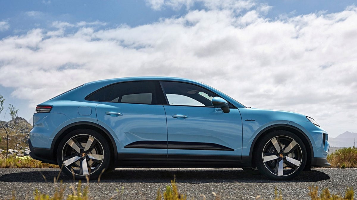 Porsche Macan électrique 2025 en vue latérale sur route de montagne