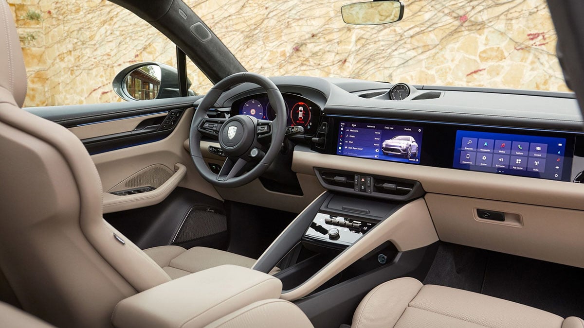 Tableau de bord numérique du Porsche Macan électrique avec triple écran
